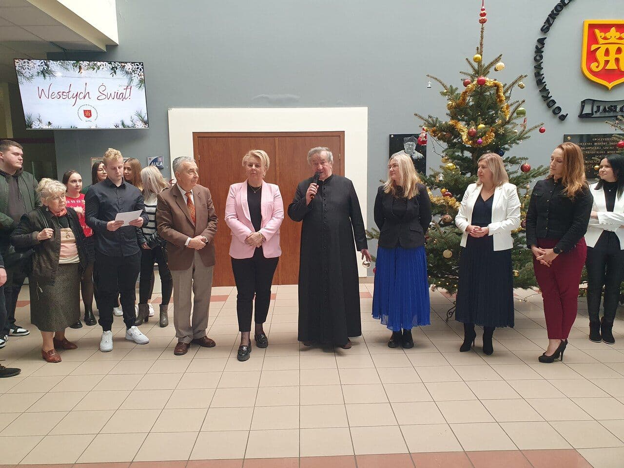 Zdjęcie galerii do artykułu Wspólne ubieranie choinki 2024